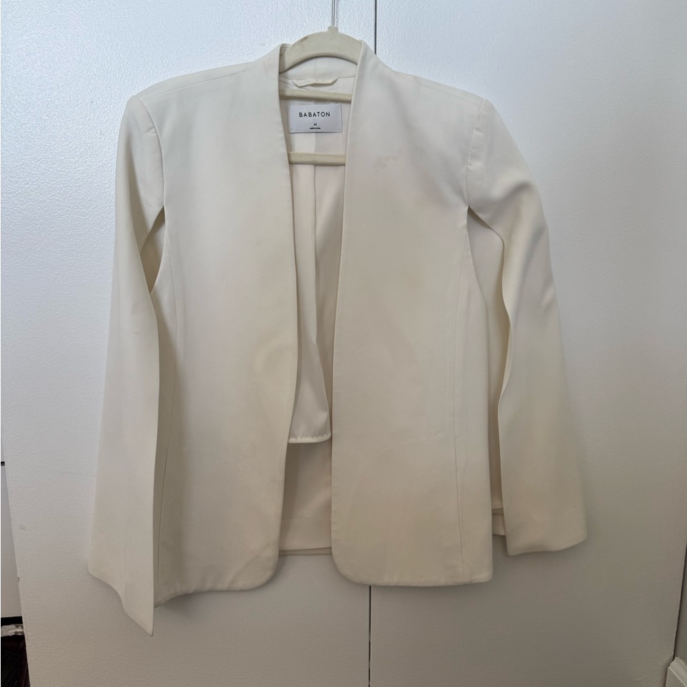 Aritzia Babaton sleeveless white blazer